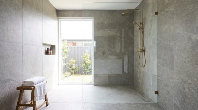 Douche à l’italienne de plain-pied avec paroi vitrée et colonne thermostatique